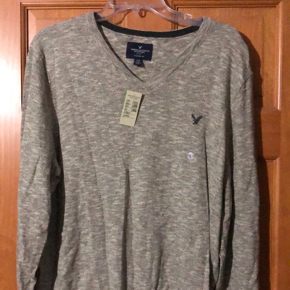 Grey men’s American Eagle sweater